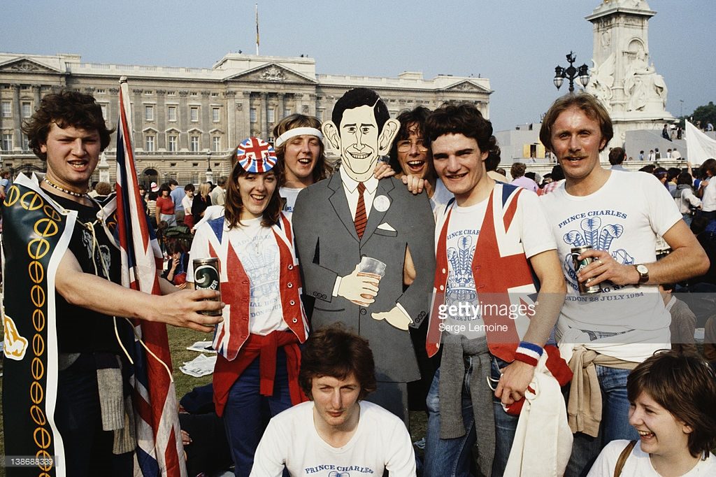 crowds gather at buckingham palace